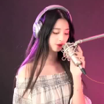 惊艳的小姐姐唱歌图片,惊艳亮相的小姐姐瞬间成焦点