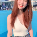 小姐姐昂头脖子,展现自信魅力的小姐姐风采