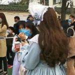 小姐姐掉进鳄鱼坑里,小姐姐险入鳄鱼坑，生死攸关