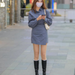 街头小姐姐穿牛仔裙图片,牛仔裙小姐姐演绎时尚魅力